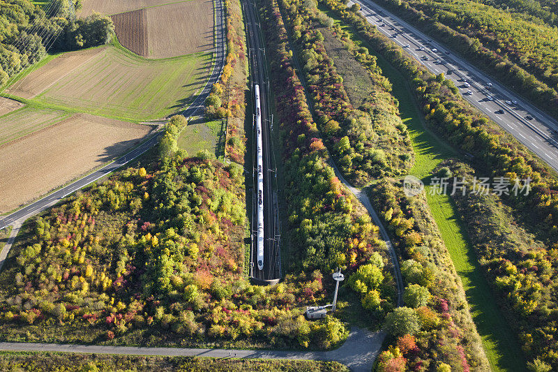 德国高速公路和高铁铁路轨道鸟瞰图