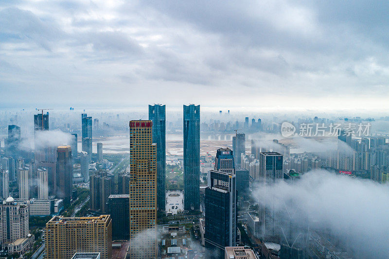 现代城市地标鸟瞰图，平流雾，上海，中国