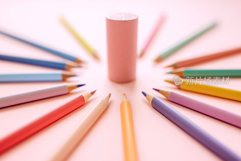 圆形排列的彩色铅笔，中间有木制滚筒