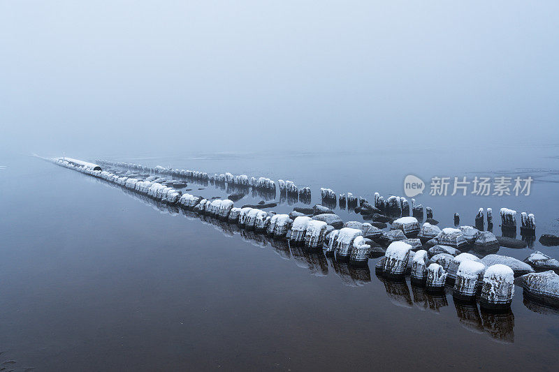 冬天早晨的Kipsala岛海滩