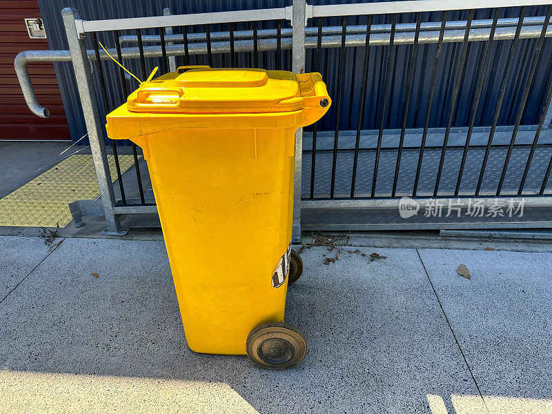 黄色垃圾桶回收
