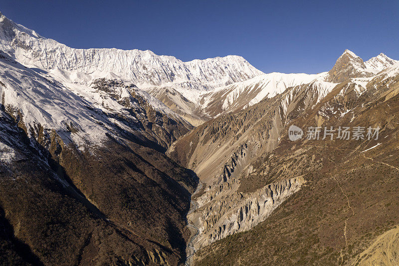 明亮阳光下的雪山鸟瞰图