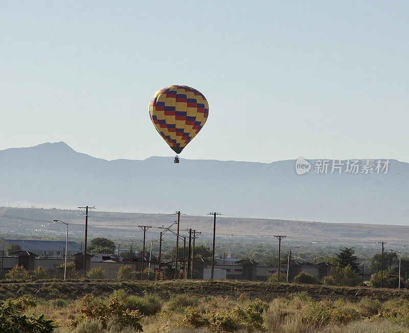 热气球漂浮在新墨西哥州上空