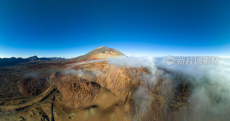 西班牙特内里费岛云层之上的泰德火山山顶鸟瞰图