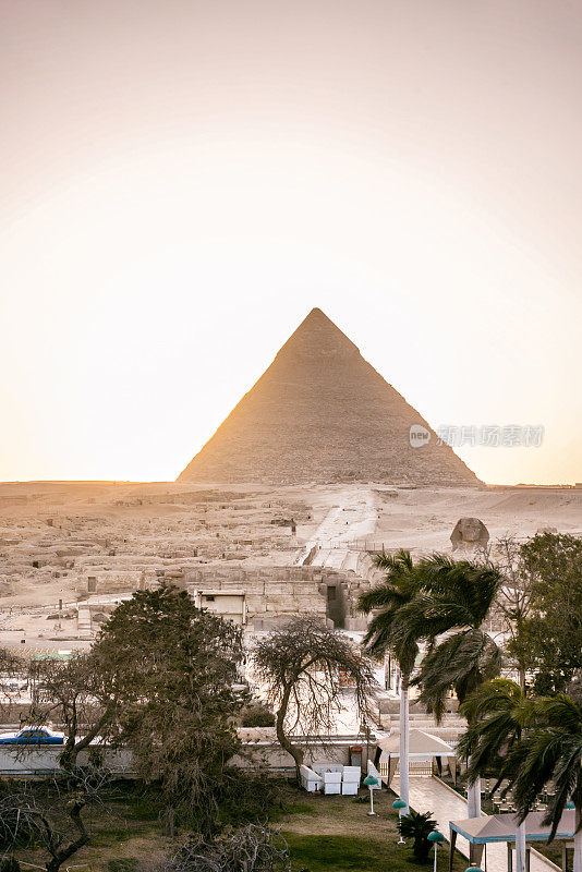 落日余晖中的法老金字塔，埃及开罗