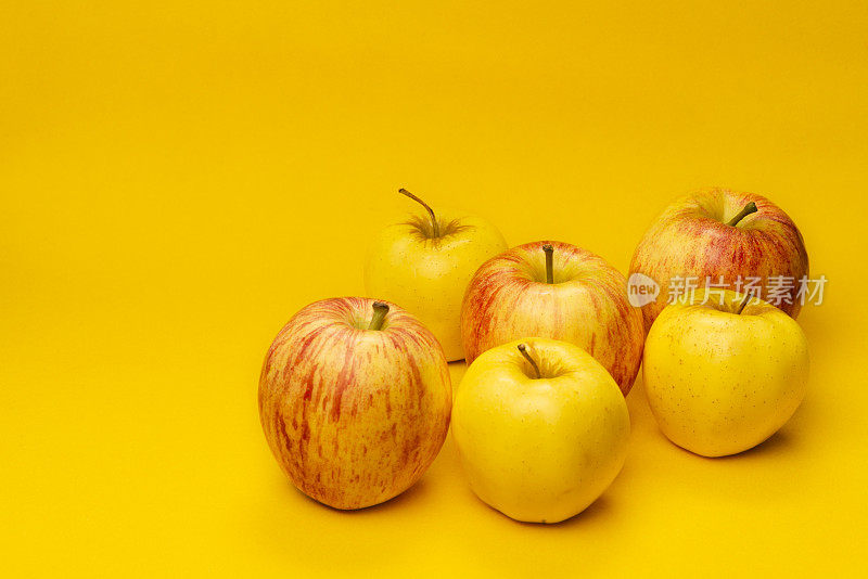 黄色背景上的六个苹果