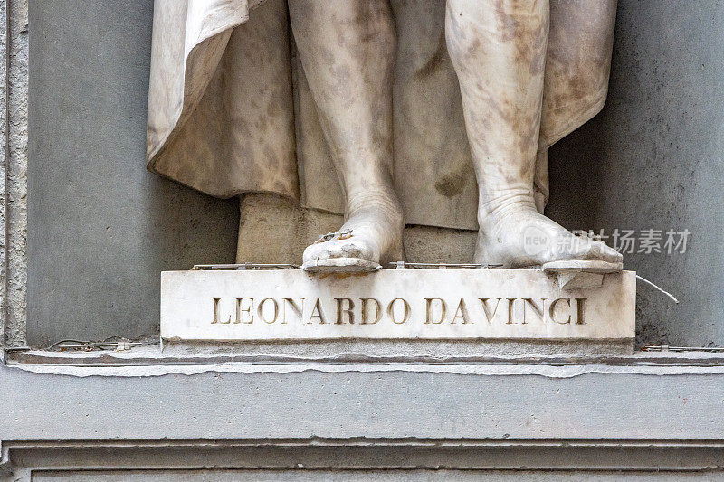 列奥纳多·达·芬奇在意大利佛罗伦萨乌菲兹柱廊的壁龛