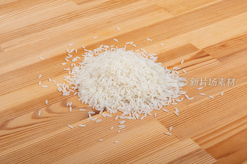 桌上堆了一堆米饭