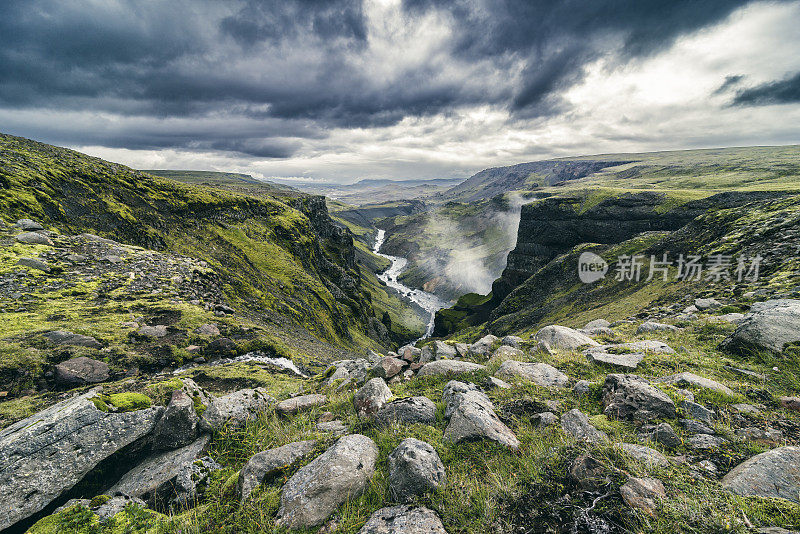 朝向福萨河的冰岛峡谷景色