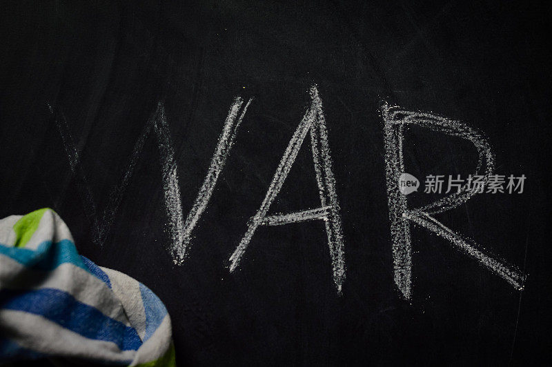 擦去战争——抹布擦去用粉笔写在黑板上的“战争”字，结束冲突的概念