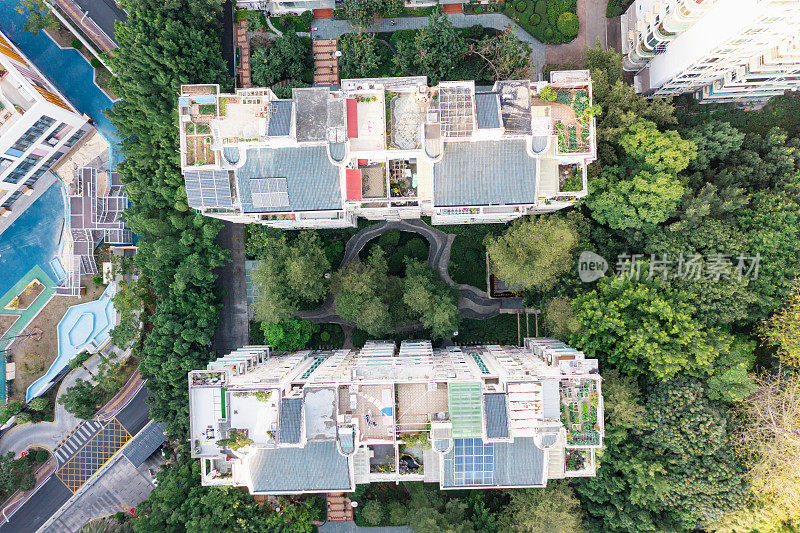 装有太阳能电池板的住宅建筑鸟瞰图