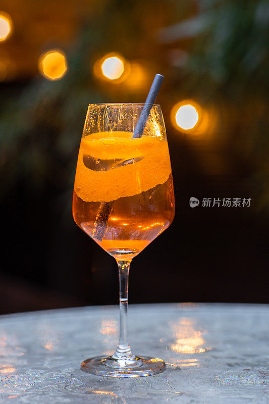 夏日鸡尾酒杯开胃酒，适合户外花园派对