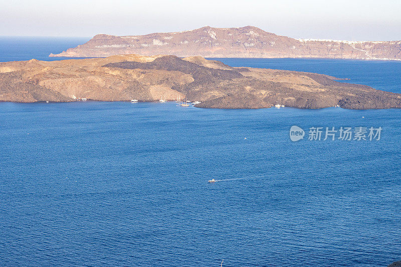 希腊爱琴海群岛南部的圣托里尼火山口