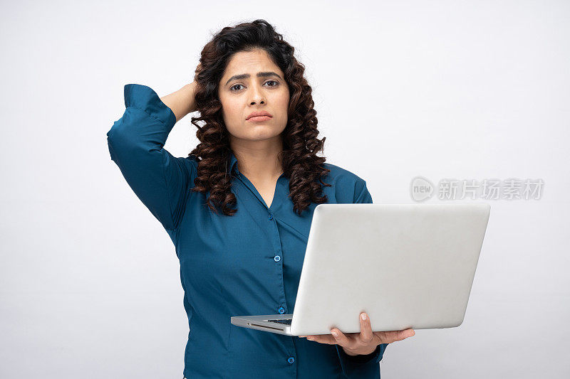 愤怒的女商人拿着笔记本电脑的肖像糟糕的互联网连接正装在白色背景的股票照片