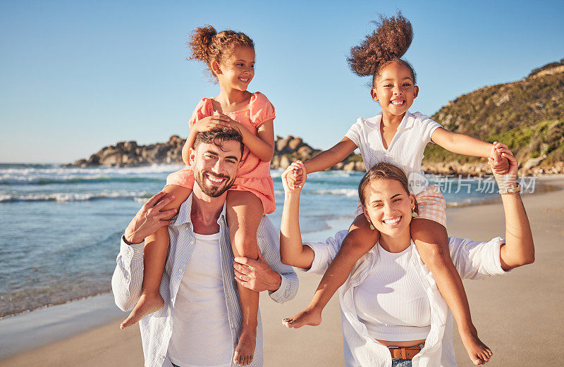 领养，孩子和家庭海滩照片与跨种族的人一起享受墨西哥假期。养父母的爱、支持和关心，让快乐的孩子们在海上度假。