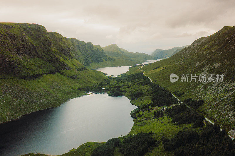 航拍的道路沿风景秀丽的湖泊在挪威的青山