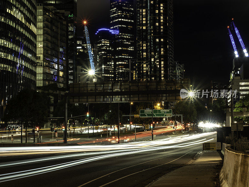 夜晚的城市十字路口