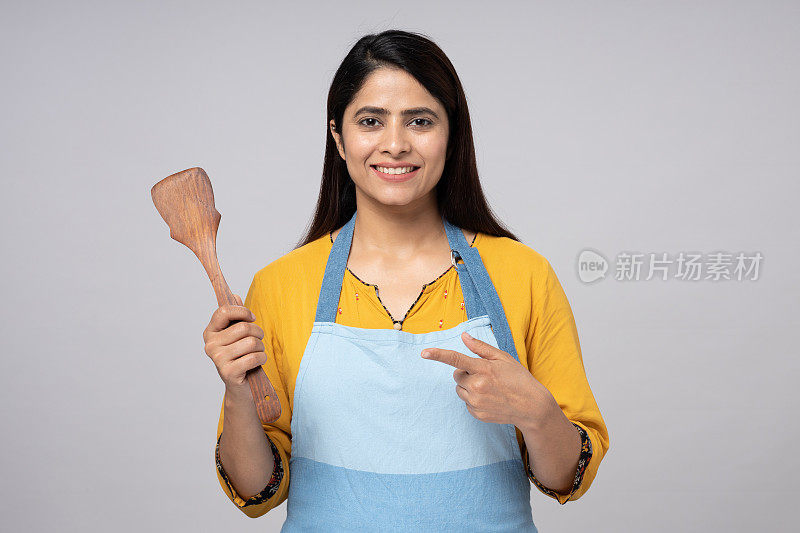 印度女厨师的肖像孤立地站在灰色背景上