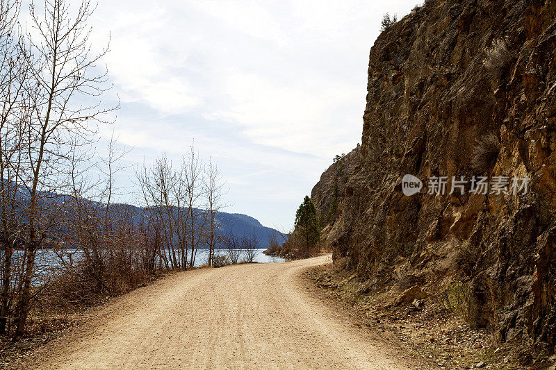 卡拉马尔卡湖畔的春季铁路步道