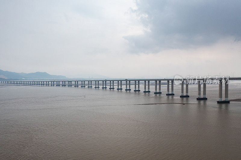 暴雨前跨海大桥上的交通流量