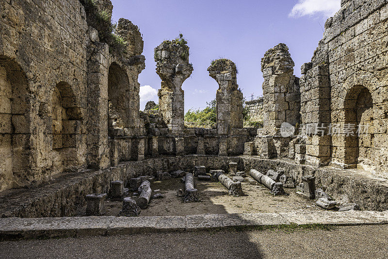 土耳其安塔利亚附近Perge考古遗址的南部浴场遗址