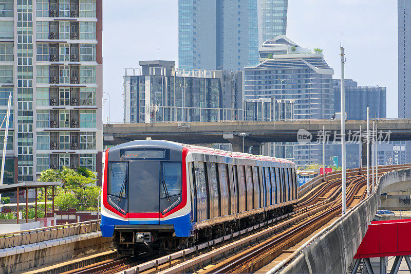 在泰国曼谷，“BTS线”上的地铁列车到达BangNa站的高架视图