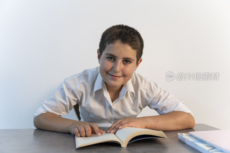 一个男孩在看书。