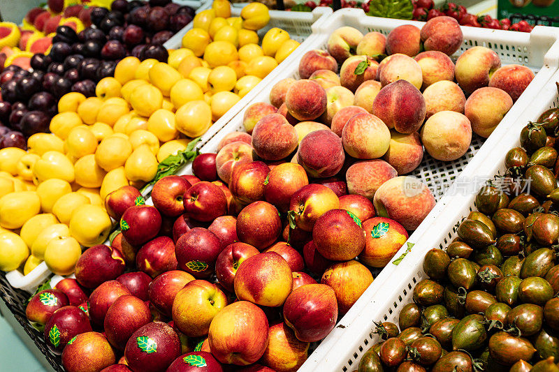 成堆的新鲜水果在中国的一个市场摊位上