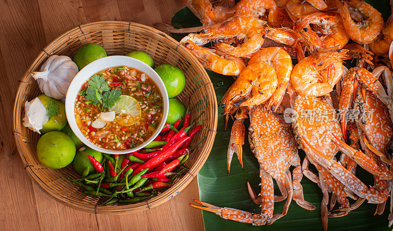 海鲜菜，如烤虾蟹和海鲜酱。它由新鲜的辣椒、酸橙汁、生姜、大蒜、糖和鱼露组成。泰国最受欢迎的海鲜套餐。