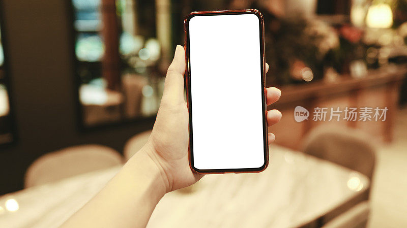 女人手里拿着空白的手机抄空屏幕。智能手机与空白的白色屏幕隔离在白色背景。具有科技理念的智能手机