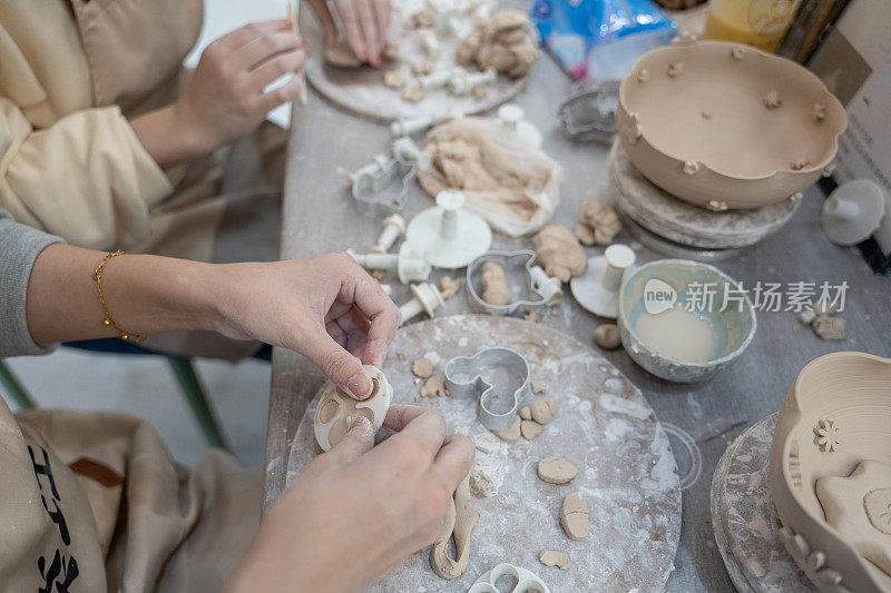 一个人正在制作手工陶器