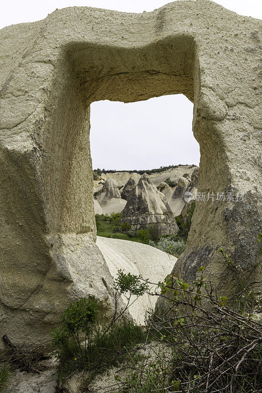 在土耳其卡帕多西亚戈雷姆的爱谷，被称为仙女烟囱的岩层。