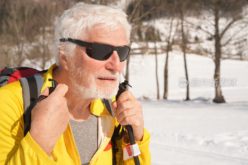 老人的肖像视图，帕金森氏病患者在斯洛文尼亚越野滑雪