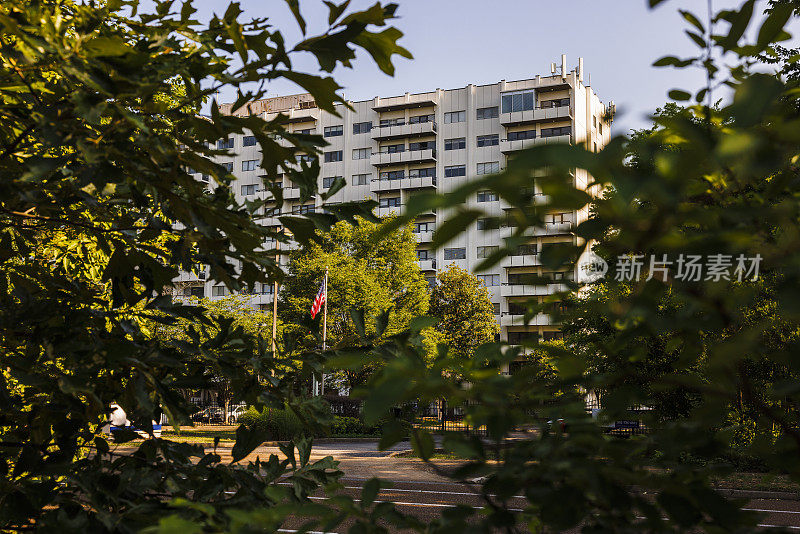 公寓大楼隐藏在树在孟菲斯中城北公园路，田纳西州