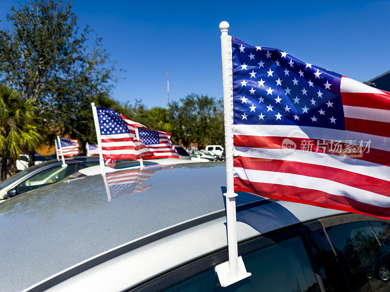 二手车经销店停车场和美国国旗