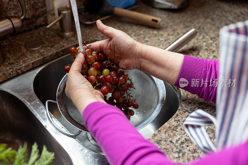 老年妇女在家做饭