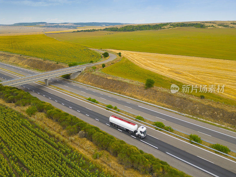 卡车行驶在高速公路上的鸟瞰图