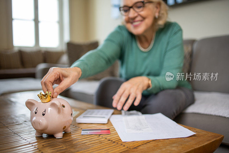 在存钱罐里存钱的女人