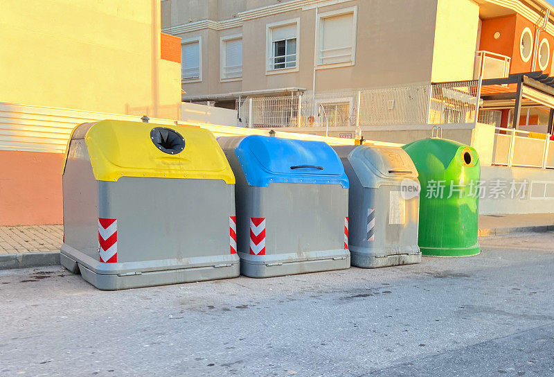 街道上的垃圾桶。垃圾桶放垃圾。垃圾填埋处理。