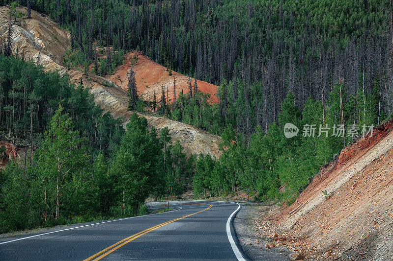 高速公路穿过斯洛古利昂山口在科罗拉多州西南部的湖城以东，在美国西部的北美