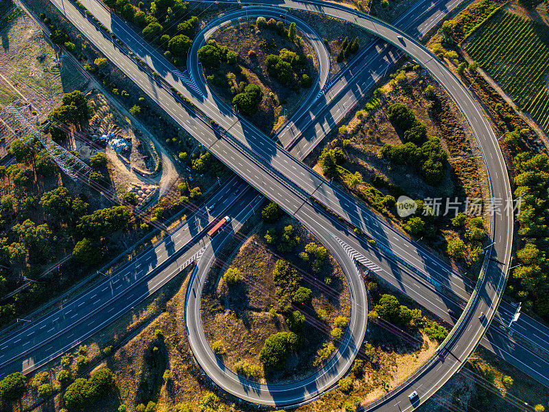 高速公路上空的航拍图像，以及与葡萄牙南部其他目的地的不同连接