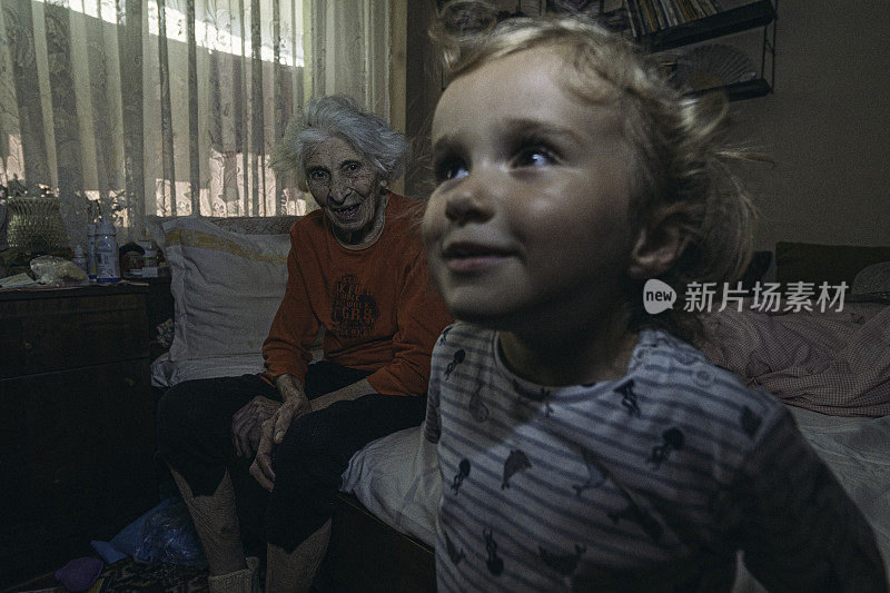 曾祖母和孙女玩捉迷藏。
