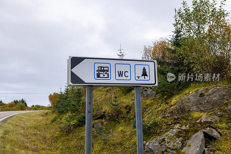 厕所和野餐区的方向标志