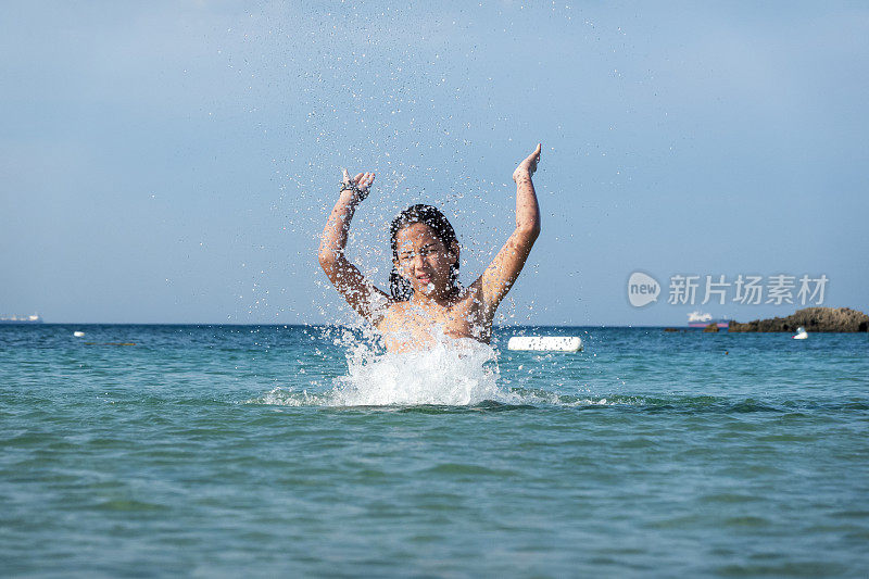 他用手在海里泼水。一个夏天的早晨。忒涅多斯岛。爱琴海北部，12岁的帅哥。长头发的