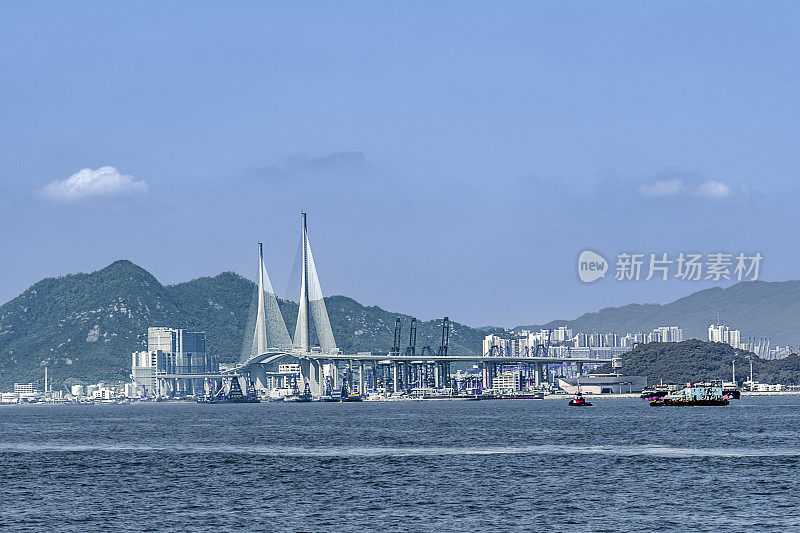 昂船洲大桥及货柜码头，以大帽山为背景