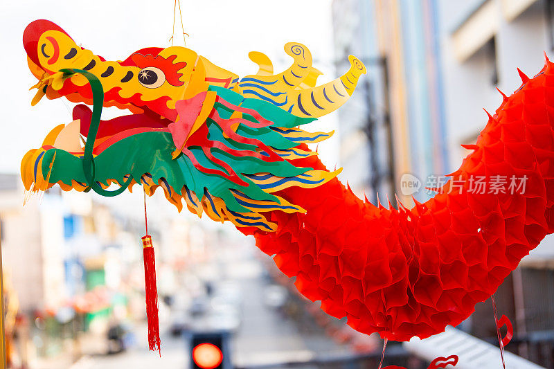 龙是中国吉祥动物的象征。在中国新年即将到来的庆祝活动中，它被认为是一个好运和美丽的日子。