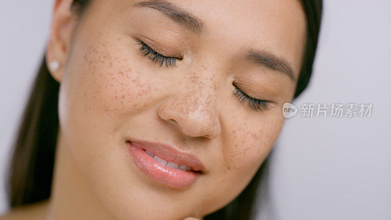 皮肤护理，自信和年轻的亚洲女性在工作室与健康，健康和面部光泽例行。美女，微笑和女模特与脸，美容或皮肤科治疗的灰色背景。