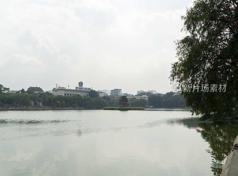 海龟塔位于还剑湖中央，是河内著名的旅游胜地和首都的象征
