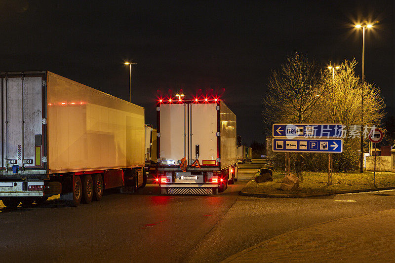 卡车、休息区夜间长时间暴露