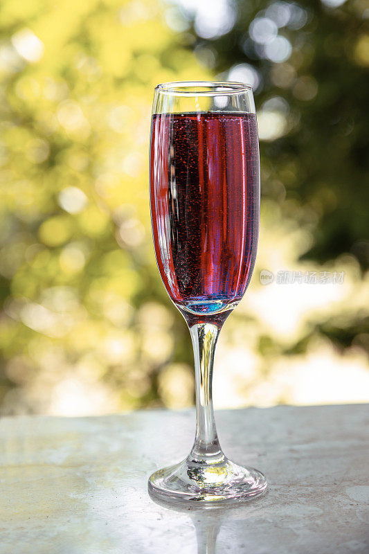 酒庄外面的笛子杯里装着玫瑰红葡萄酒